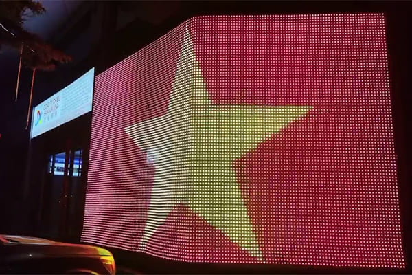 RGBW color mixing on a media mesh screen